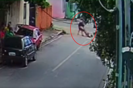 VIOLÊNCIA EM CUIABÁ: Câmera flagra homem sendo esfaqueado no meio da rua