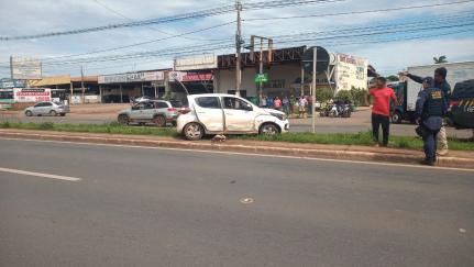 Bandidos roubam e batem carro, trocam tiros com policiais e são presos após tentativa de fuga