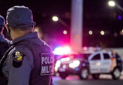 Dois homens são baleados em conveniência durante a noite