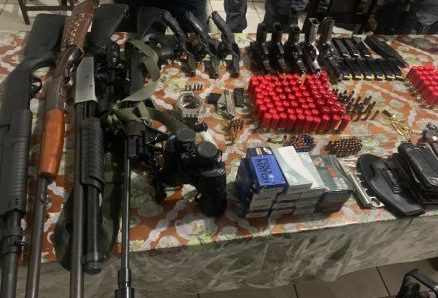 EM FELIZ NATAL: PM desarticula quadrilha após invasão de fazenda e apreende 12 armas e 994 munições