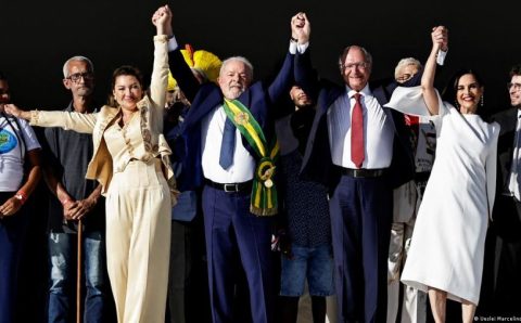 “Democracia para sempre”: Lula toma posse como presidente