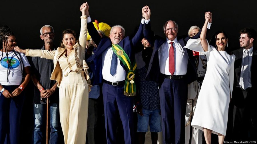 “Democracia para sempre”: Lula toma posse como presidente