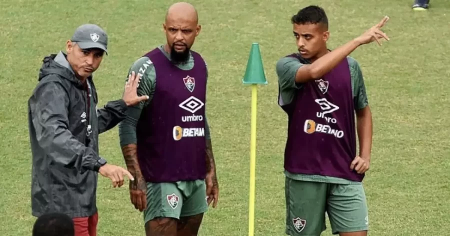 Felipe Melo treina com seu filho no CT do Fluminense