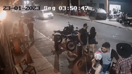 Carro invade calçada duas vezes e fere três pessoas