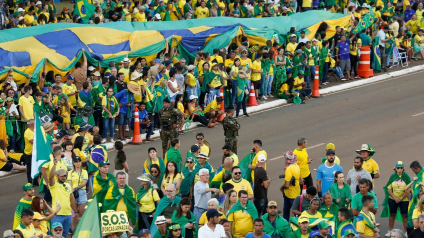 Manifestantes invadem Congresso e seguem para Palácio do Planalto