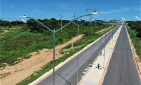 Trecho pavimentado do Contorno Leste recebe serviços de iluminação pública