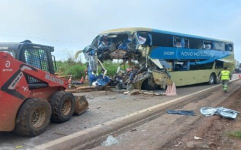 RODOVIA DA MORTE: Sobe para quatro número de mortos em acidente entre ônibus e carreta na BR-163