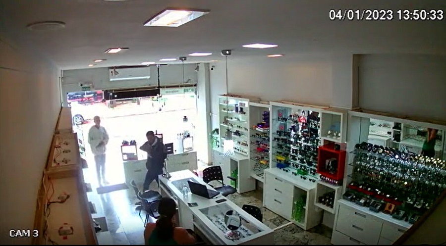 CAMERAS FLAGRARAM: Dupla armada invade ótica no Centro e leva dinheiro e relógios