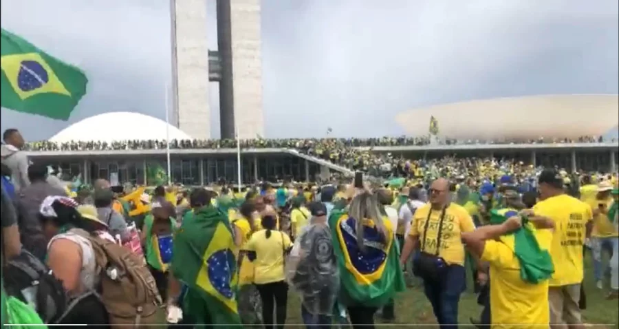 Bolsonaristas invadem Palácio do Planalto