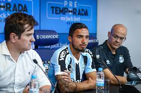 Lateral-direito Fábio é apresentado no Grêmio: “Voltei para ganhar”