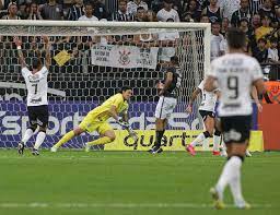 Cássio critica cobrança excessiva em cima de Lázaro após primeiro jogo e exalta evolução do Corinthians