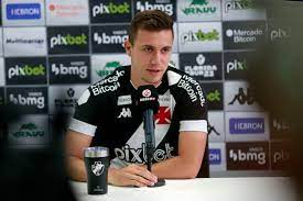 Lucas Piton é apresentado no Vasco e fala sobre deixar seu nome na história do clube