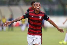 Após saída de João Gomes, Flamengo voltar a mirar volante Wallace