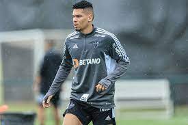 Paulinho é registrado no BID e fica à disposição para estrear pelo Atlético-MG