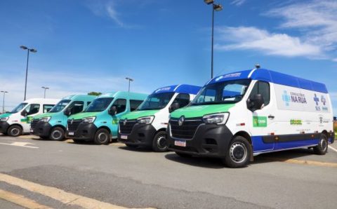 Prefeito entrega quatro vans para programas de Assistência Médica e Odontológica