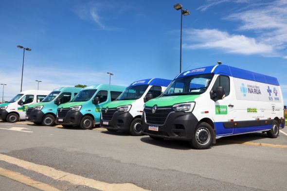 Prefeito entrega quatro vans para programas de Assistência Médica e Odontológica
