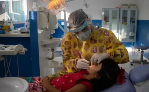 Interrupção precoce do aleitamento é fator de risco para cárie na infância, diz estudo