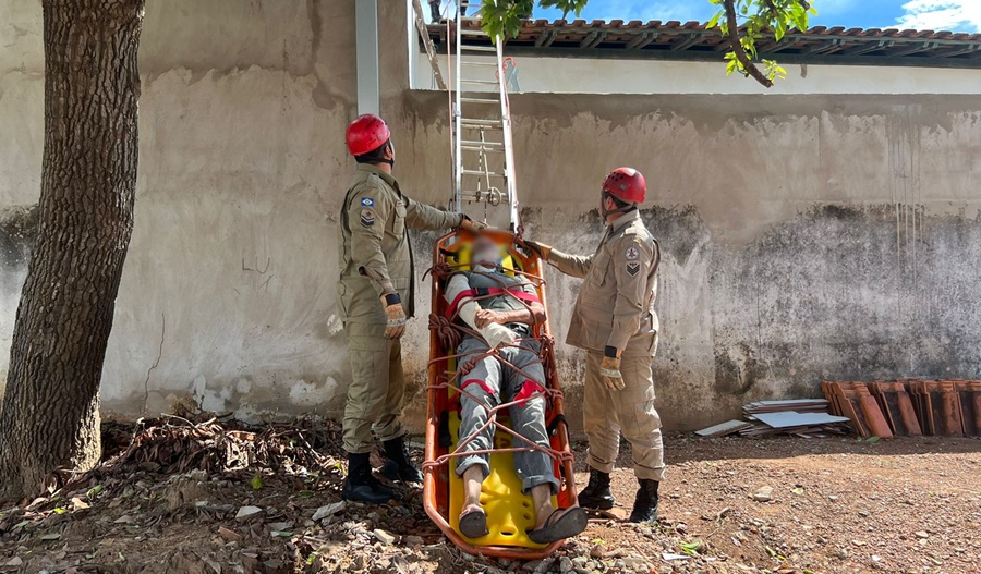 EM RONDONÓPOLIS: Bombeiros são acionados para resgatar idoso que subiu em telhado para fazer reparos