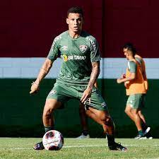 Fluminense renova contratos do meia Martinelli e do lateral Calegari