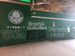 Muros do Palmeiras são pichados após empate no Choque-Rei: “Queremos jogadores”