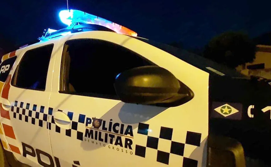 NOITE DE SÁBADO: Polícia Militar prende homem vendendo droga em praça pública