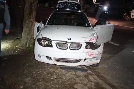 DESCONTROLE: Motorista de BMW atira em PM, colide em viatura e poste e é preso