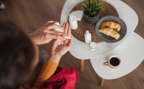 Por que alguns remédios não devem ser tomados com café, chá ou chocolate quente