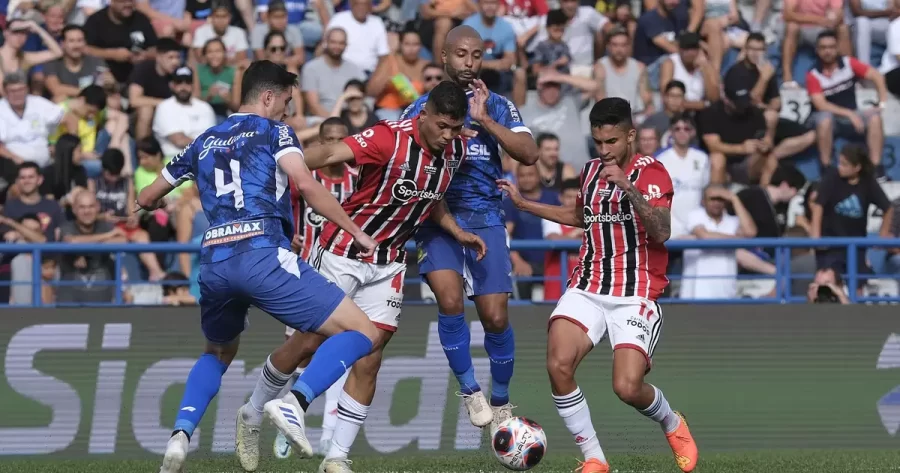 Ceni aprova estreia de Erison pelo São Paulo: “Bate, cai, levanta e não reclama”