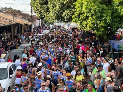 MT:  TODAS AS IDADES:  Foliões lotam ruas de Chapada dos Guimarães em blocos de carnaval