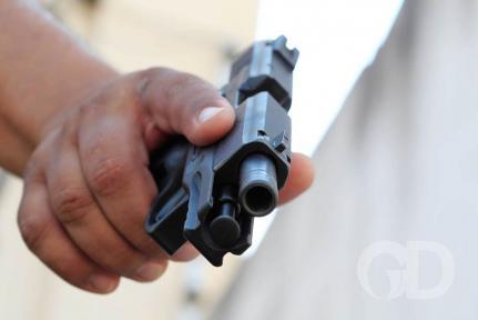 Jovem de 24 anos morre baleado após ser chamado por suspeitos de moto na rua