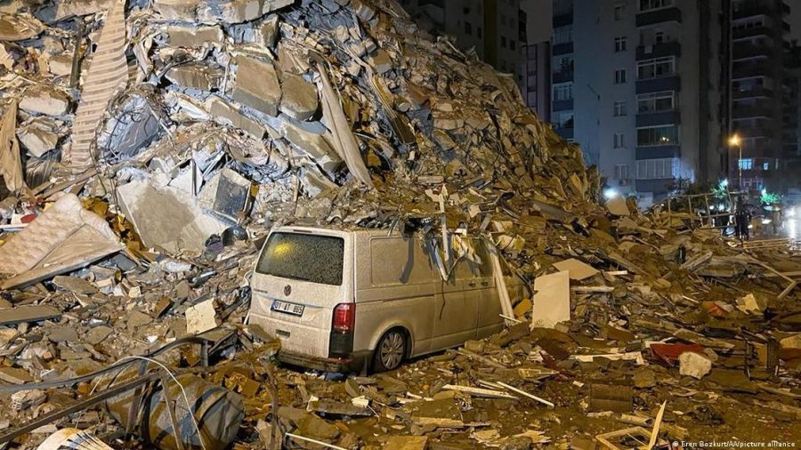 Terremoto deixa centenas de mortos na Turquia e Síria