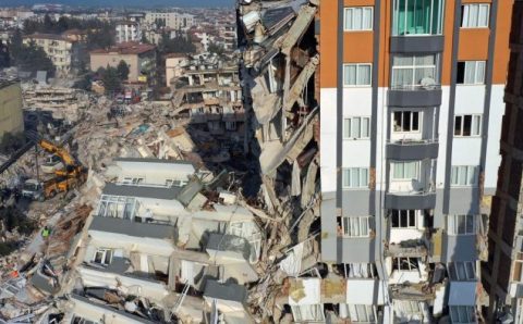 CATÁSTROFE TURQUIA:   Turquia começa a prender empreiteiros de prédios que caíram