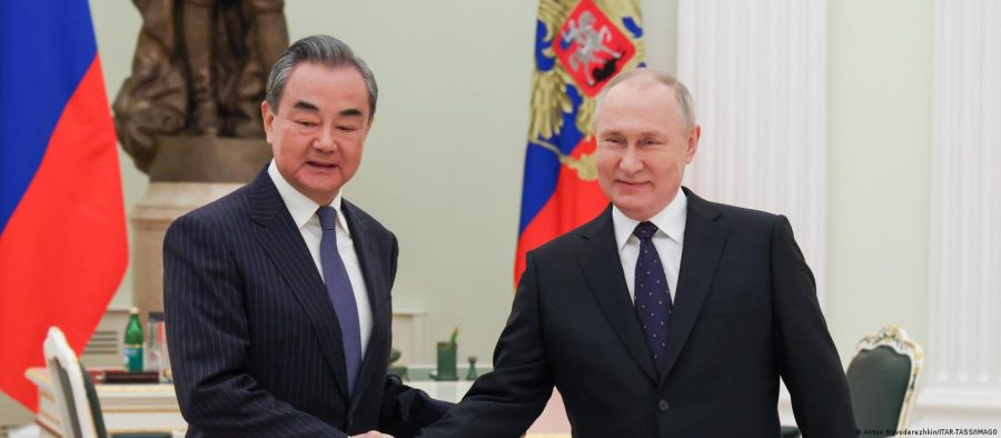 China promete reforçar laços com a Rússia