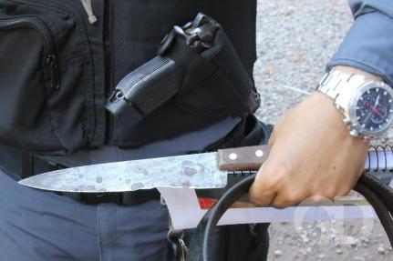 Marido é preso em bar após esfaquear a esposa no pescoço