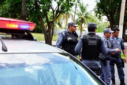 Bandidos sequestram funcionário de loja ao lado da família durante roubo em Cuiabá