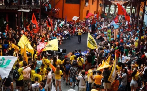 Bienal da Une começa com ato político, feiras, debates e shows