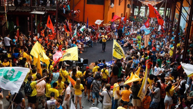 Bienal da Une começa com ato político, feiras, debates e shows