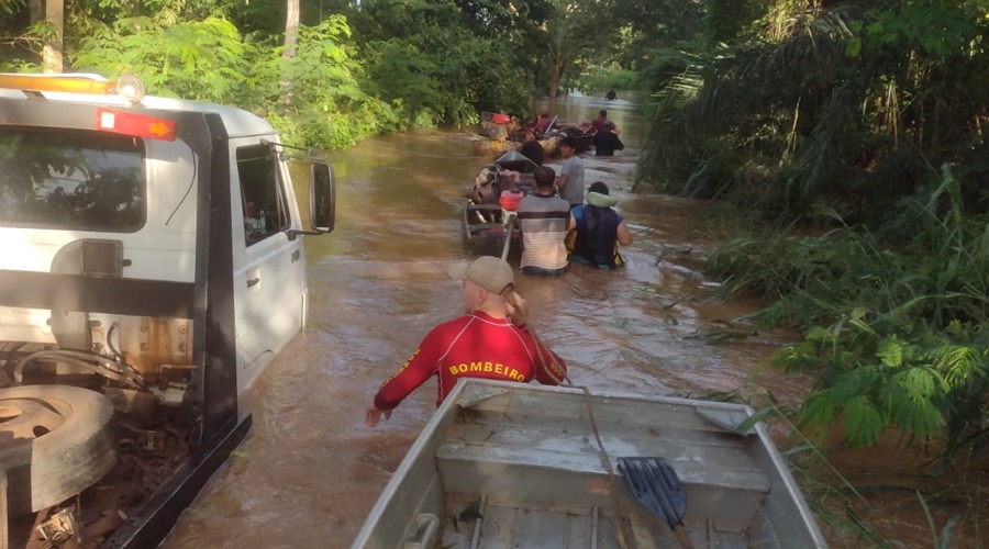 CHUVAS INTENSAS: Corpo de Bombeiros resgata famílias ilhadas em Rondonópolis