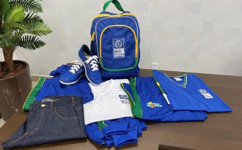 MT:    APOIO AO ESTUDANTE:  Governo de MT entregará novos uniformes e kits com materiais escolares a estudantes
