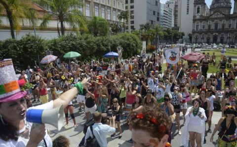 Quarta-feira de Cinzas ainda tem blocos nas ruas no Rio