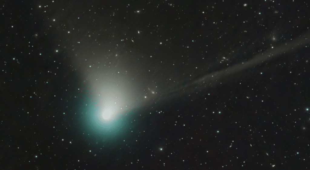 Saiba como ver o raro cometa verde que passa pela Terra nesta quinta-feira (1º)