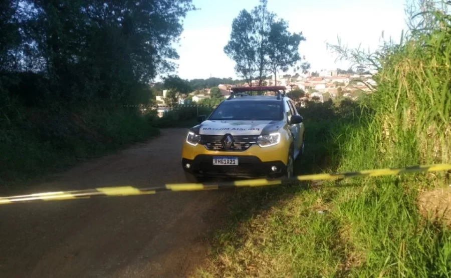 Moradores sentem odor e encontram corpo às margens de rodovia no interior