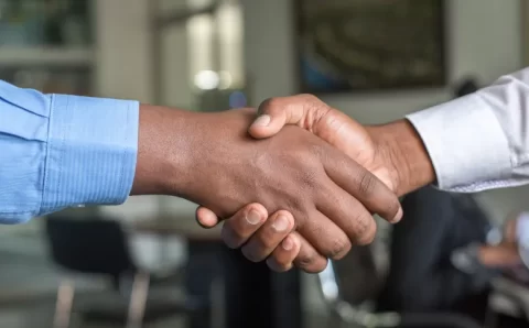 Aperto de mão fraco pode indicar maior risco para doenças, aponta estudo