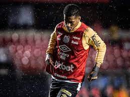 Ângelo destaca “clima horrível” após derrota no clássico, mas vê Santos “blindado” contra críticas