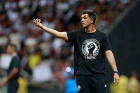 Barbieri defende escalação do veterano atacante Nenê no Vasco