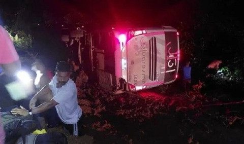 MT:   PASSAGEIROS FERIDOS:   Ônibus com 40 indígenas tomba na BR-163