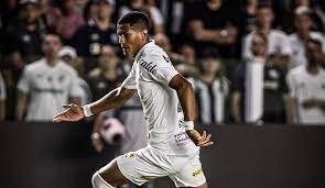 Ângelo deixa polêmicas para trás e garante estar “leve e feliz” para ajudar o Santos: “Estou de volta”