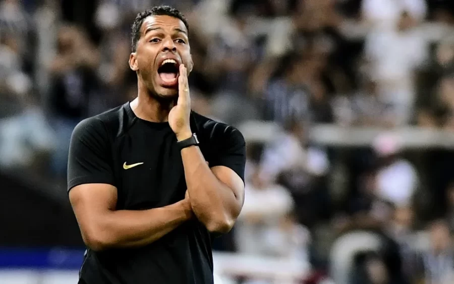 Fernando Lázaro reconhece jogo ruim do Corinthians e isenta Balbuena de culpa “total” pela derrota