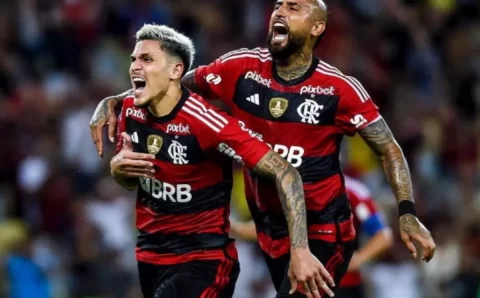 Com dois de Pedro, Flamengo vence time chileno pela Libertadores na estreia de Sampaoli