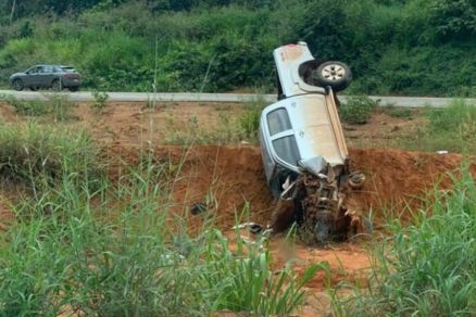 ARMADOS: Após roubo com refém, ladrões batem Hilux e acabam presos